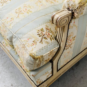 Een paar fauteuils in Lodewijk XVI-stijl van antiek gepatineerd beukenhout, 20e eeuw.