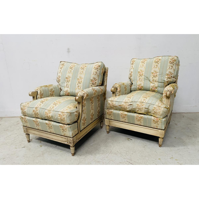 Een paar fauteuils in Lodewijk XVI-stijl van antiek gepatineerd beukenhout, 20e eeuw.