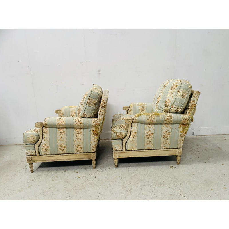 Een paar fauteuils in Lodewijk XVI-stijl van antiek gepatineerd beukenhout, 20e eeuw.