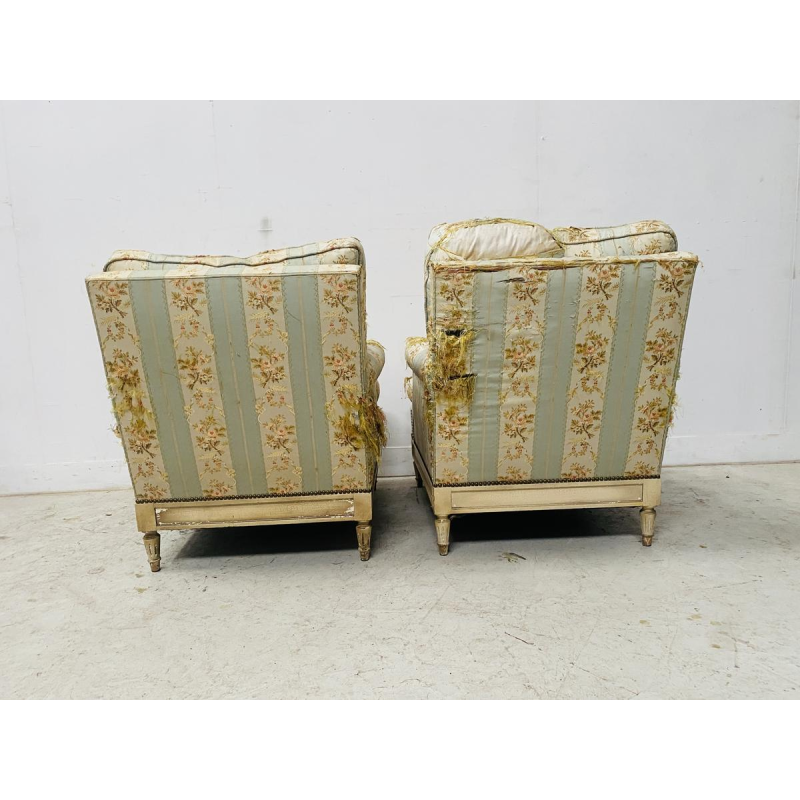 Een paar fauteuils in Lodewijk XVI-stijl van antiek gepatineerd beukenhout, 20e eeuw.