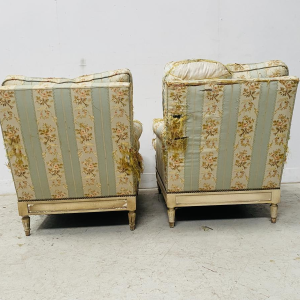 Paire de fauteuils de style Louis XVI en hêtre patiné à l'antique, XXᵉ siècle