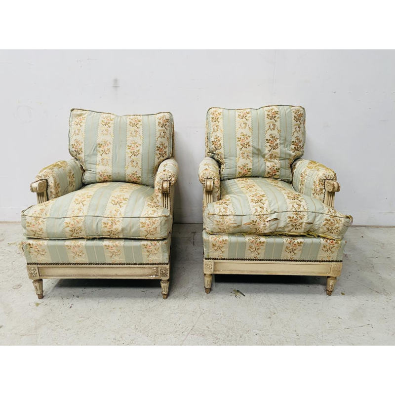 Een paar fauteuils in Lodewijk XVI-stijl van antiek gepatineerd beukenhout, 20e eeuw.