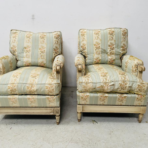 Paire de fauteuils de style Louis XVI en hêtre patiné à l'antique, XXᵉ siècle