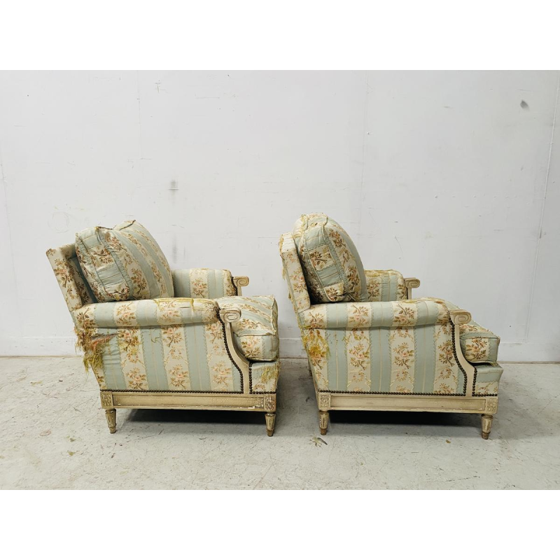 Paire de fauteuils de style Louis XVI en hêtre patiné à l'antique, XXᵉ siècle