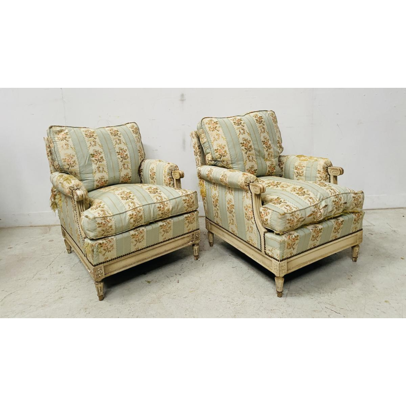 Een paar fauteuils in Lodewijk XVI-stijl van antiek gepatineerd beukenhout, 20e eeuw.