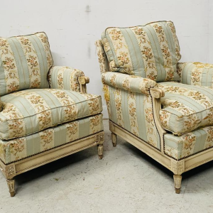 Een paar fauteuils in Lodewijk XVI-stijl van antiek gepatineerd beukenhout, 20e eeuw.