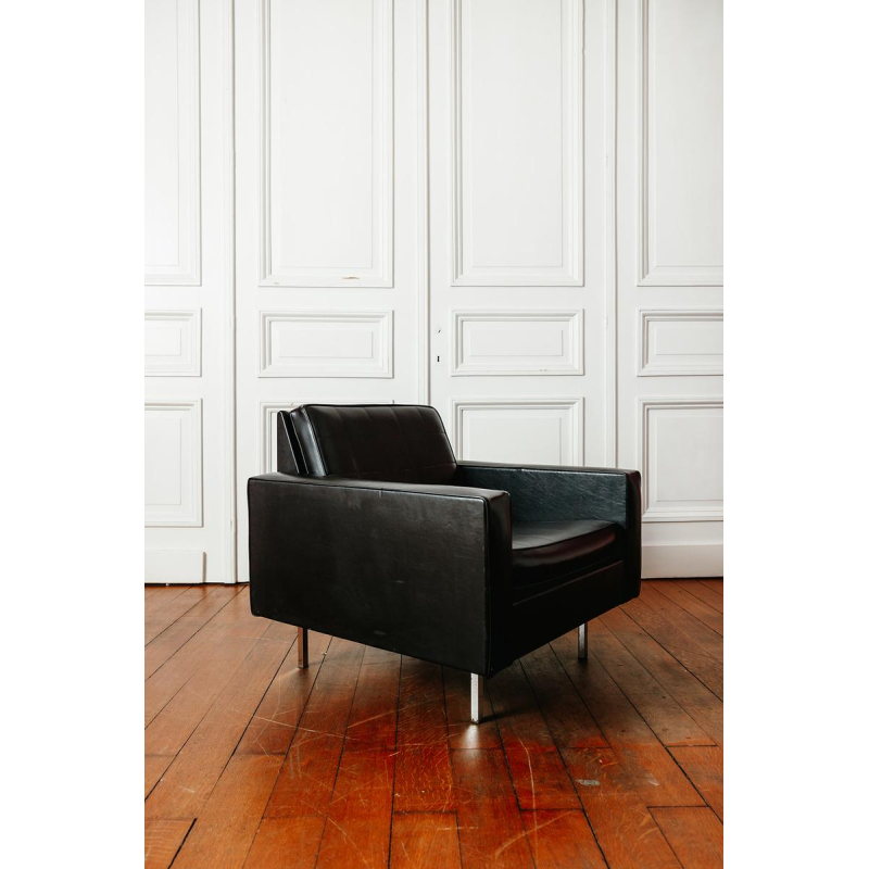 Fauteuil van zwart kunstleer, 1960