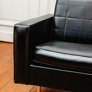 Fauteuil en skaï noir, 1960