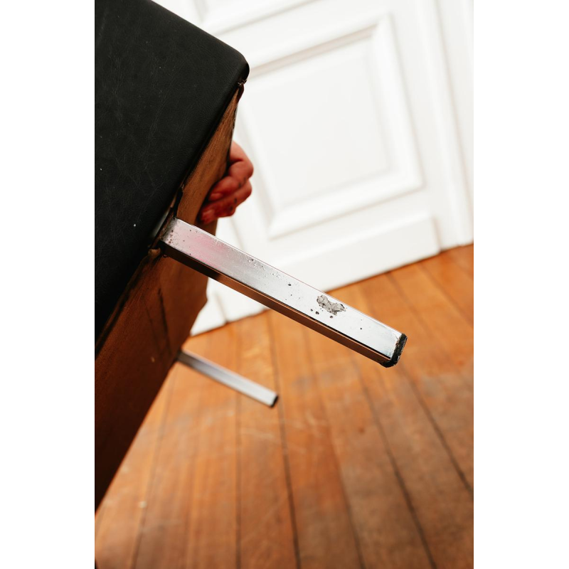 Chauffeuse en skaï noir, ca 1960