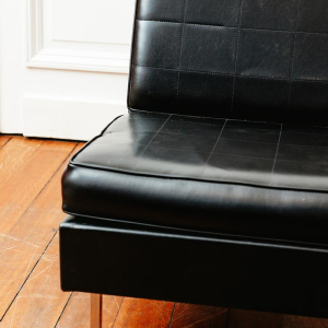 Zwarte vinyl fauteuil, circa 1960