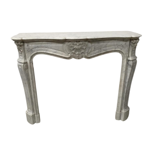 Driedelige schouw in Lodewijk XV-stijl van wit marmer, 19e eeuw.