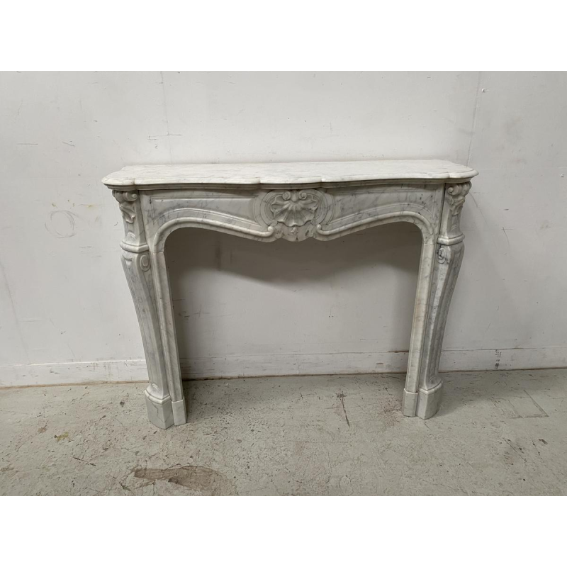 Cheminée trois coquilles de style Louis XV en marbre blanc, XIXe siècle