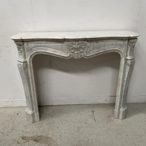 Cheminée trois coquilles de style Louis XV en marbre blanc, XIXe siècle