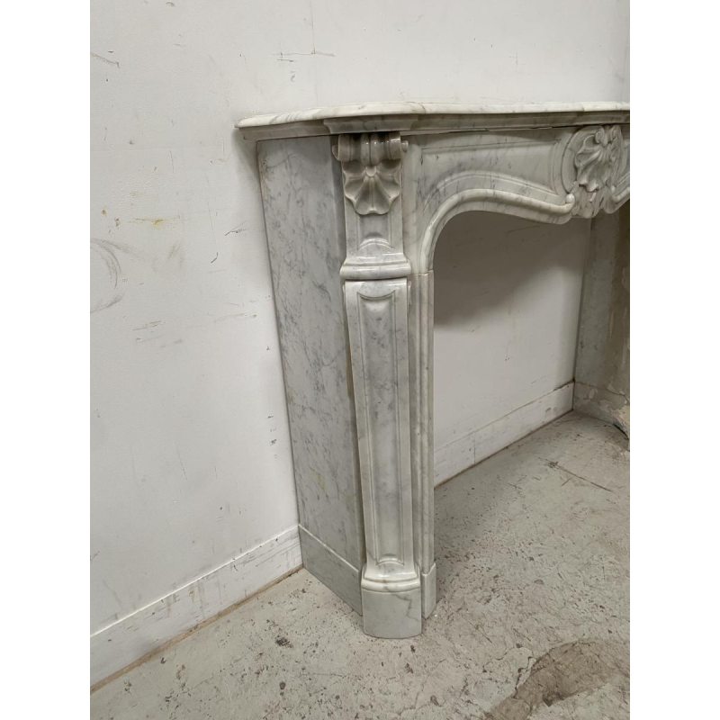 Cheminée trois coquilles de style Louis XV en marbre blanc, XIXe siècle