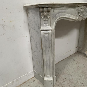 Cheminée trois coquilles de style Louis XV en marbre blanc, XIXe siècle