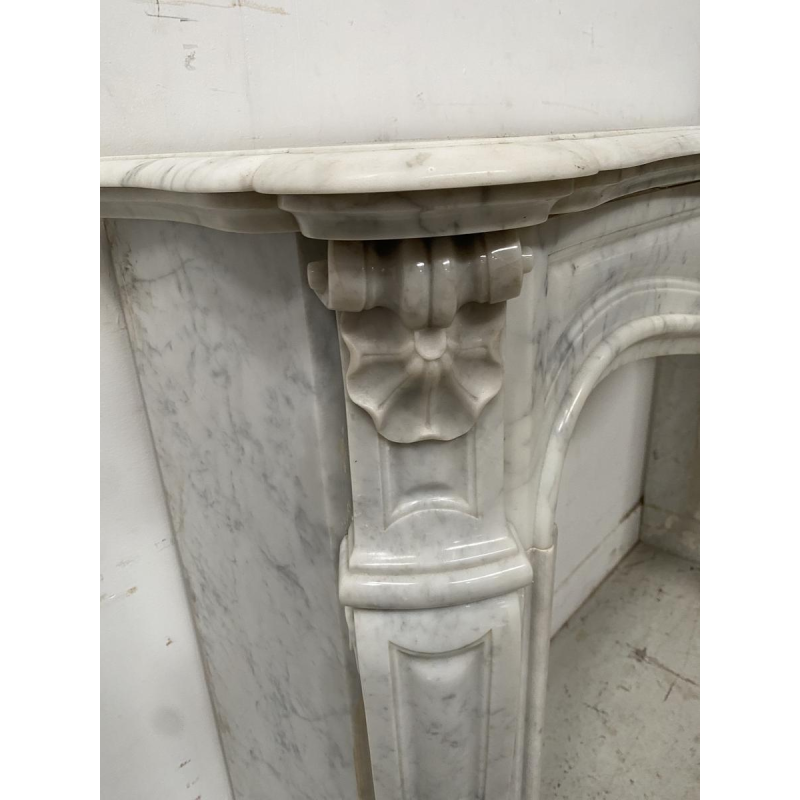 Cheminée trois coquilles de style Louis XV en marbre blanc, XIXe siècle
