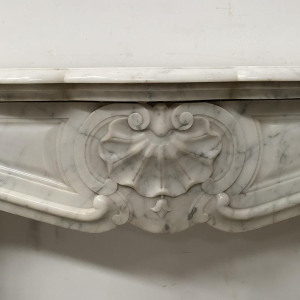 Cheminée trois coquilles de style Louis XV en marbre blanc, XIXe siècle