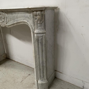 Driedelige schouw in Lodewijk XV-stijl van wit marmer, 19e eeuw.