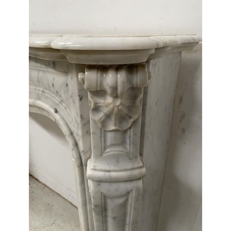 Cheminée trois coquilles de style Louis XV en marbre blanc, XIXe siècle