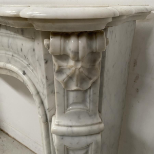 Cheminée trois coquilles de style Louis XV en marbre blanc, XIXe siècle