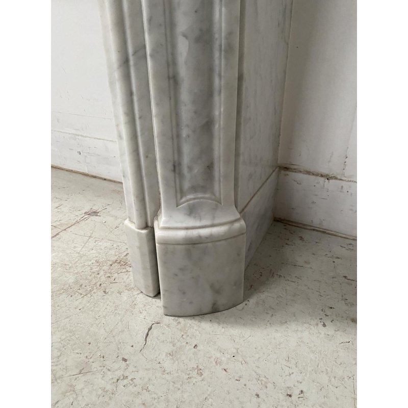 Three-shell Louis XV style fireplace in white marble, 19th century