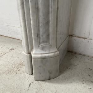 Cheminée trois coquilles de style Louis XV en marbre blanc, XIXe siècle