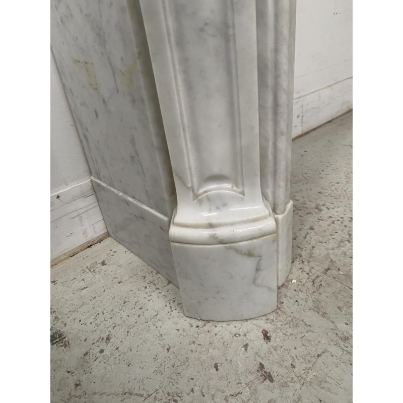Cheminée trois coquilles de style Louis XV en marbre blanc, XIXe siècle