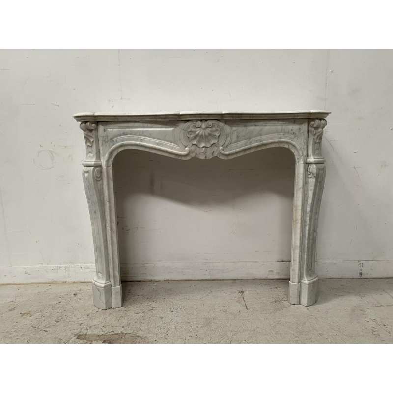 Cheminée trois coquilles de style Louis XV en marbre blanc, XIXe siècle