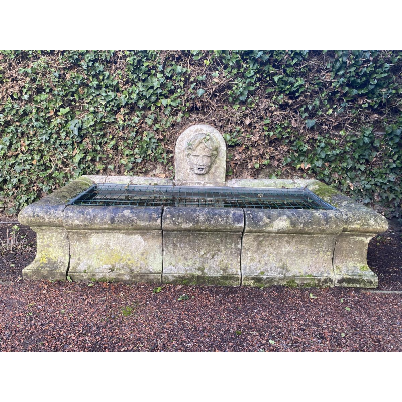 Grand bassin d'extérieur ancien en pierre formant fontaine, ca 1900