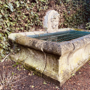 Grand bassin d'extérieur ancien en pierre formant fontaine, ca 1900