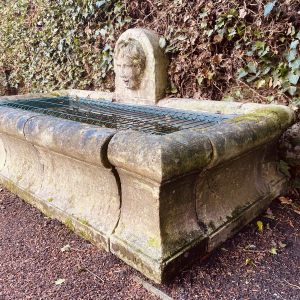 Grand bassin d'extérieur ancien en pierre formant fontaine, ca 1900