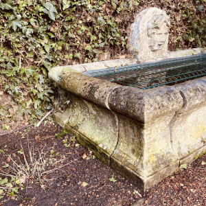 Grand bassin d'extérieur ancien en pierre formant fontaine, ca 1900