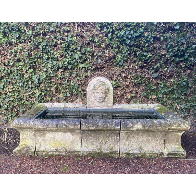 Grote, oude stenen buitenbak die dienstdoet als fontein, circa 1900.