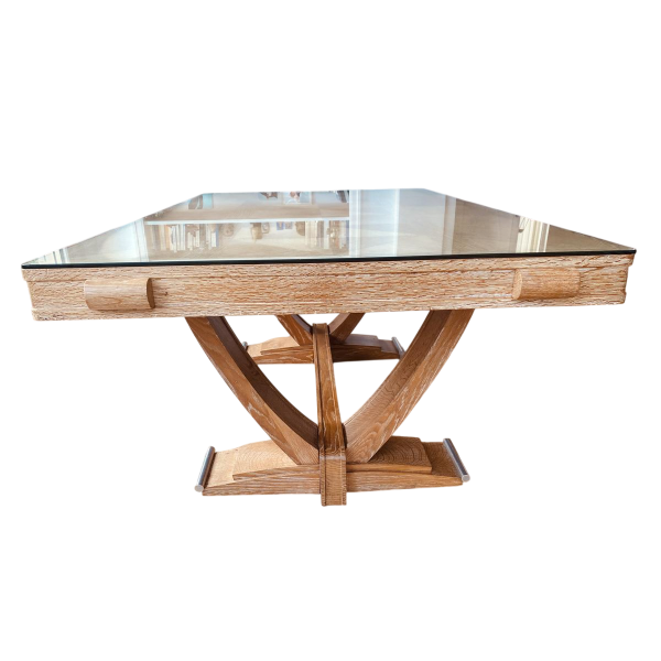 Art Deco tafel van gebeitst eikenhout, met dwarsverbindingen in de poten en een verchroomd metalen onderstel, circa 1930.