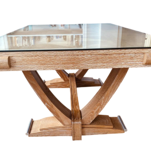 Art Deco tafel van gebeitst eikenhout, met dwarsverbindingen in de poten en een verchroomd metalen onderstel, circa 1930.