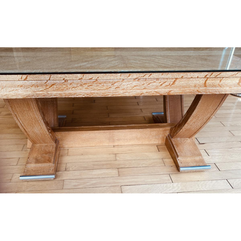 Art Deco tafel van gebeitst eikenhout, met dwarsverbindingen in de poten en een verchroomd metalen onderstel, circa 1930.