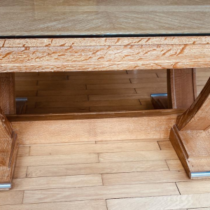 Art Deco tafel van gebeitst eikenhout, met dwarsverbindingen in de poten en een verchroomd metalen onderstel, circa 1930.