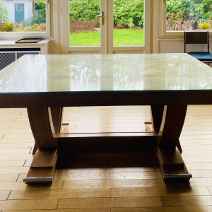 Art Deco tafel van gebeitst eikenhout, met dwarsverbindingen in de poten en een verchroomd metalen onderstel, circa 1930.