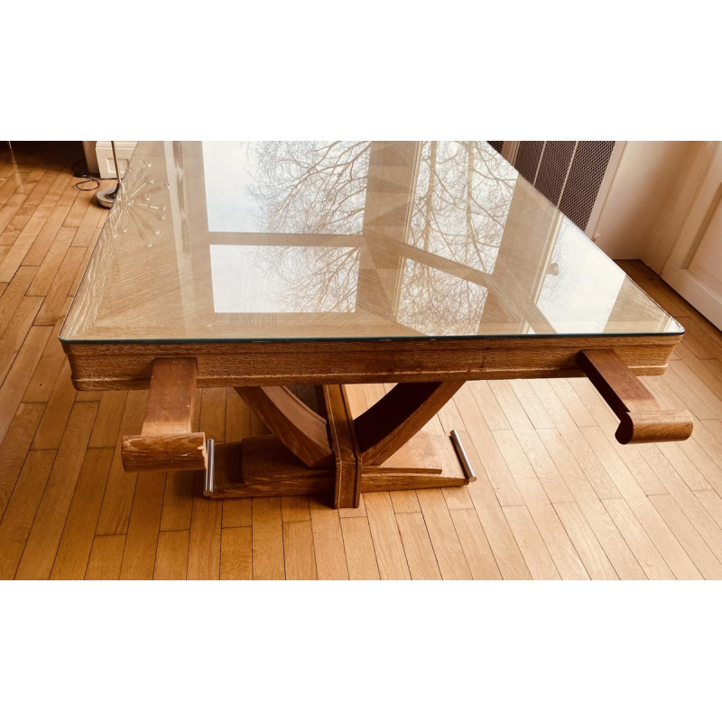Art Deco tafel van gebeitst eikenhout, met dwarsverbindingen in de poten en een verchroomd metalen onderstel, circa 1930.