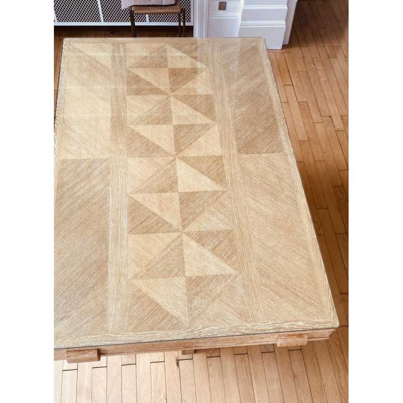 Art Deco tafel van gebeitst eikenhout, met dwarsverbindingen in de poten en een verchroomd metalen onderstel, circa 1930.