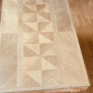 Art Deco tafel van gebeitst eikenhout, met dwarsverbindingen in de poten en een verchroomd metalen onderstel, circa 1930.