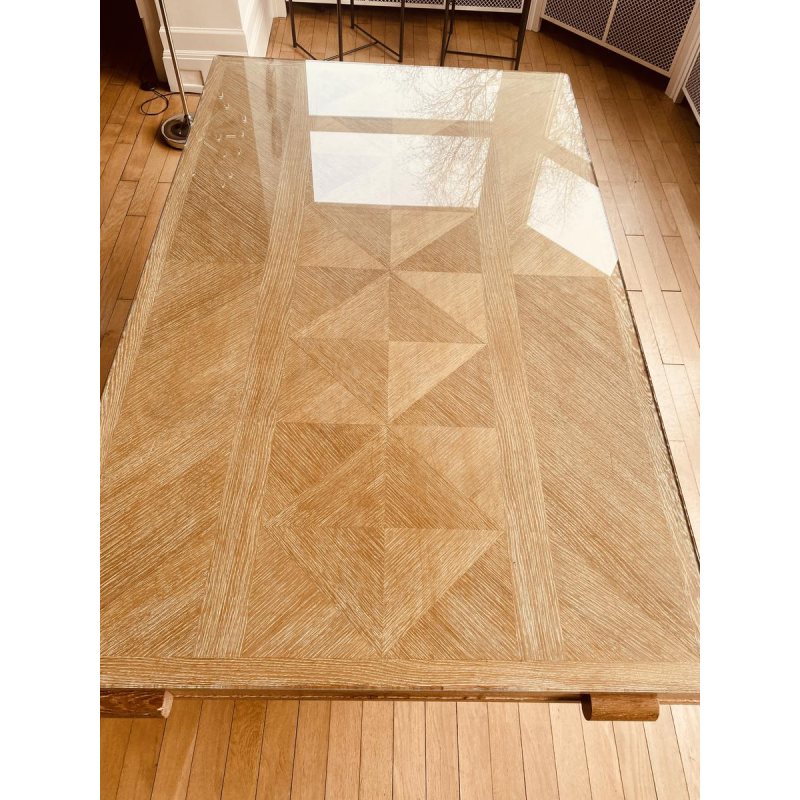 Art Deco tafel van gebeitst eikenhout, met dwarsverbindingen in de poten en een verchroomd metalen onderstel, circa 1930.