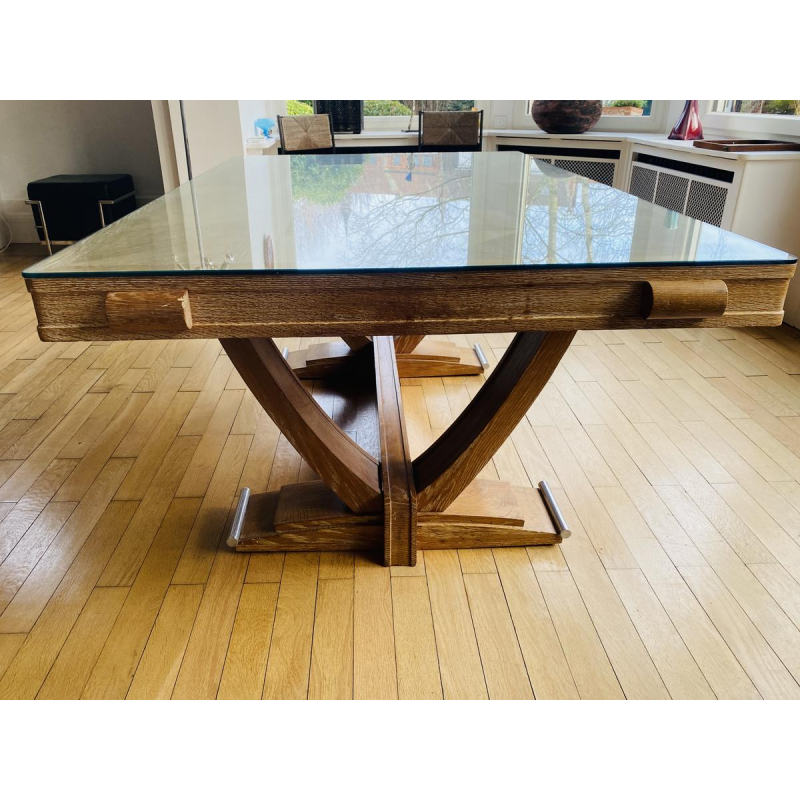 Art Deco tafel van gebeitst eikenhout, met dwarsverbindingen in de poten en een verchroomd metalen onderstel, circa 1930.