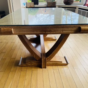 Art Deco tafel van gebeitst eikenhout, met dwarsverbindingen in de poten en een verchroomd metalen onderstel, circa 1930.