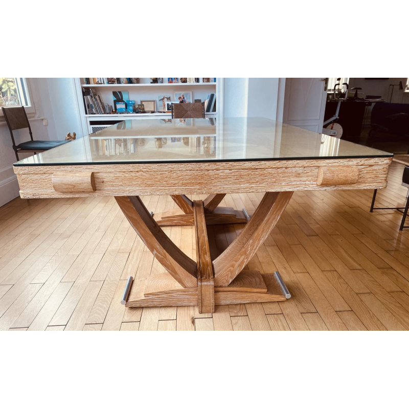 Art Deco tafel van gebeitst eikenhout, met dwarsverbindingen in de poten en een verchroomd metalen onderstel, circa 1930.