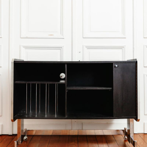 Vintage hifi-kast op wielen van zwart gelamineerd hout, 20e eeuw.