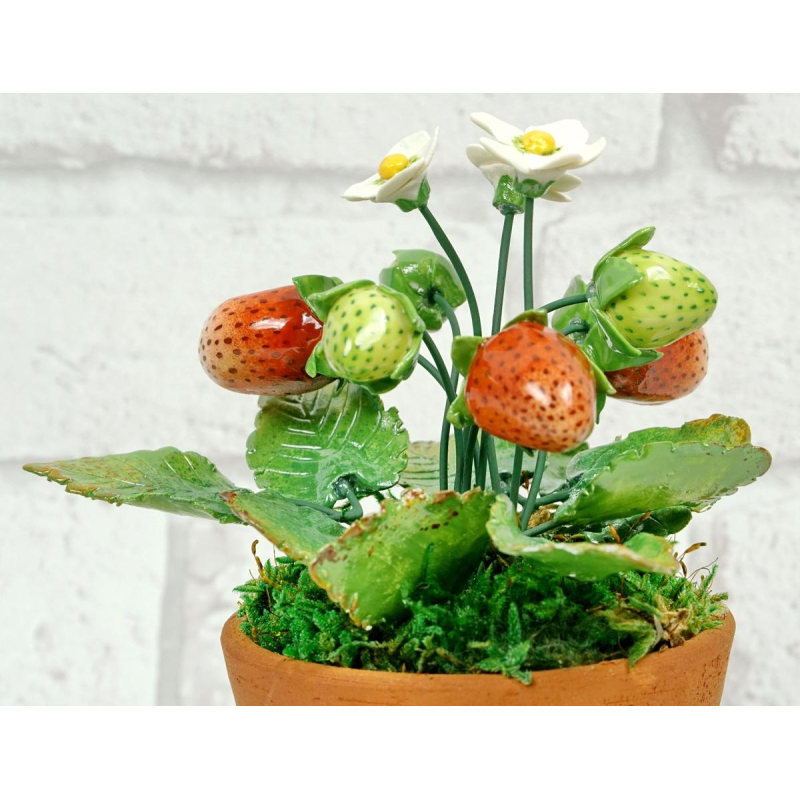 Didier Gardillou "Aardbeiplant", hyperrealistisch stilleven in porselein, trompe-l'oeil fruit, 21e eeuw