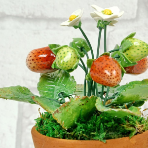 Didier Gardillou "Aardbeiplant", hyperrealistisch stilleven in porselein, trompe-l'oeil fruit, 21e eeuw