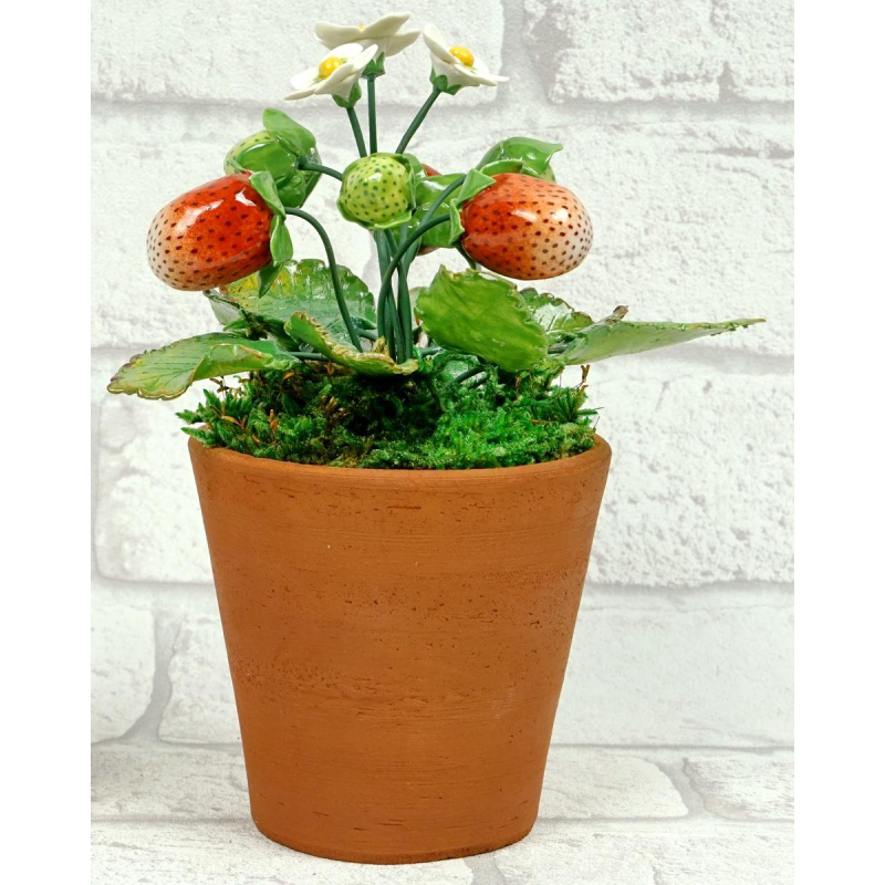 Didier Gardillou "Pied de fraisier" sculpture nature morte hyperréaliste en porcelaine, fruits en trompe l'oeil, XXIe siècle