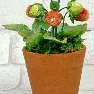 Didier Gardillou "Aardbeiplant", hyperrealistisch stilleven in porselein, trompe-l'oeil fruit, 21e eeuw